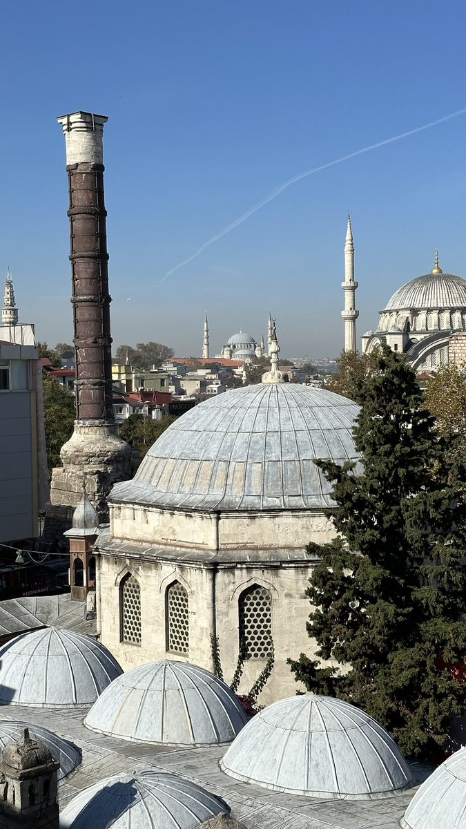 DeryaPacal's tweet photo. Barın Han terasından katman katman İstanbul 

Köprülü Mehmet Paşa Cami, Çemberlitaş Sütunu, Nuruosmaniye Cami, Süleymaniye Cami ve Beyazıt Kulesi https://t.co/NOEIiFrOmR