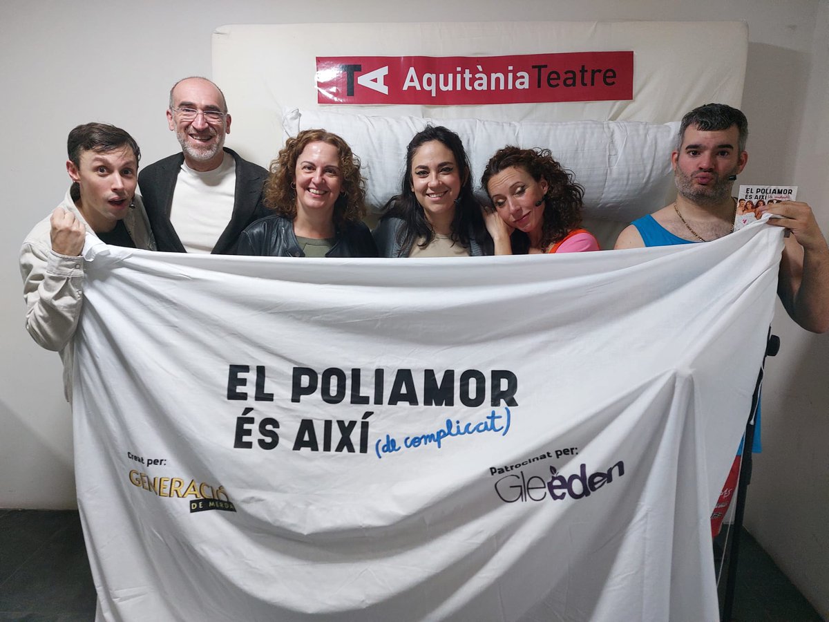 Avui hem practicat el poliamor amb <a href="/annaherebia/">Anna Herebia</a> #JoanSaez <a href="/PenalverBerta/">Berta Peñalver grau</a> <a href="/gerardsese/">Gerard Sesé</a> <a href="/xavimorato/">Xavi Morató</a> <a href="/Marc_Giro/">Marc Giró</a> @germunbas. No sé si la relació durarà, que ja sabem que és complicat. Però al menys riure, hem rigut molt. <a href="/TeatreAquitania/">Teatre Aquitania</a> #elpoliamorésaixí #generaciódemerda