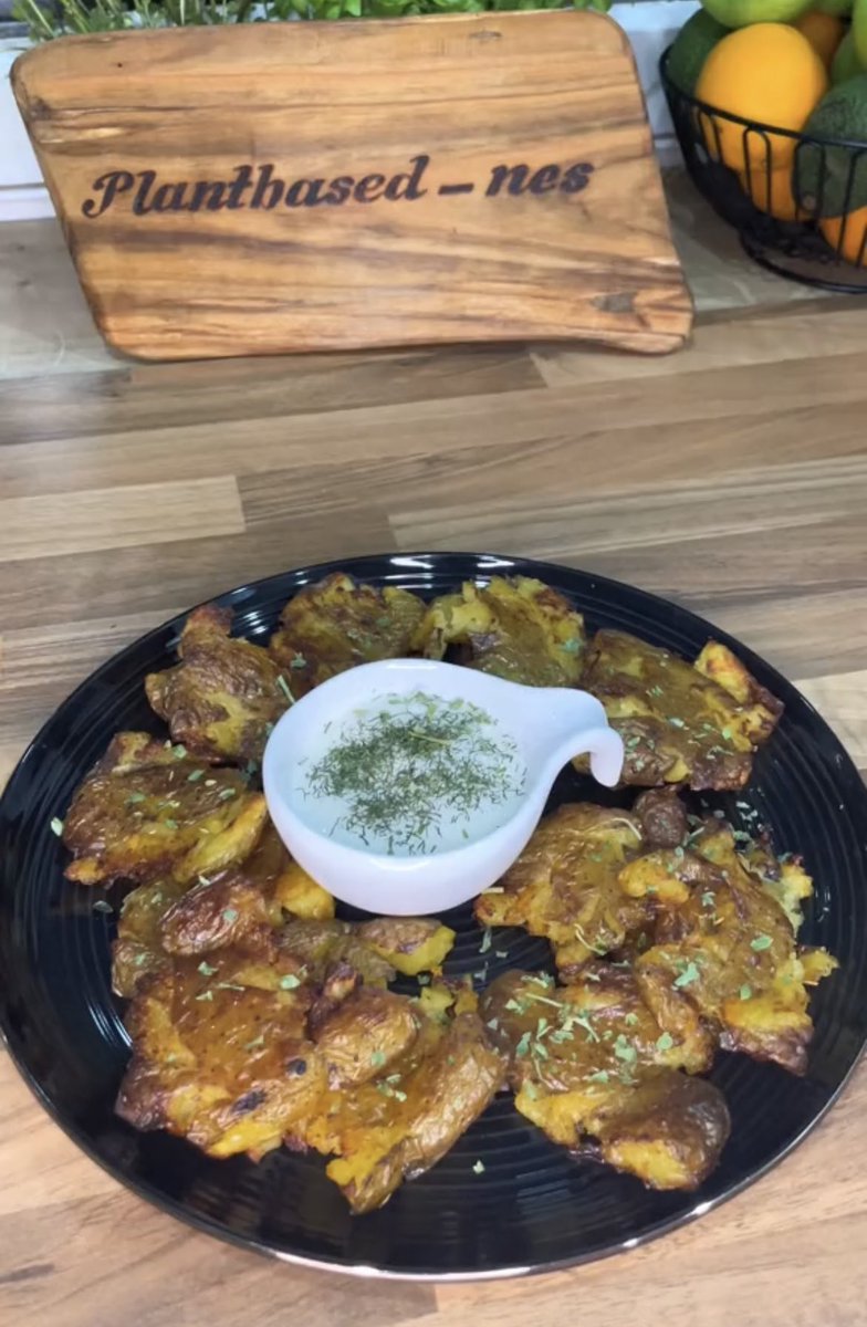 Plantbased_nes's tweet photo. Smashed Potatoes #vegan #veganerezepte #veganrecipes #veganfood #vegandinner #kartoffeln
#smashedpotatoes 
#veganesessen #vegankochen https://t.co/pxqYHH4kvj via @YouTube https://t.co/vvnXbQtyN9