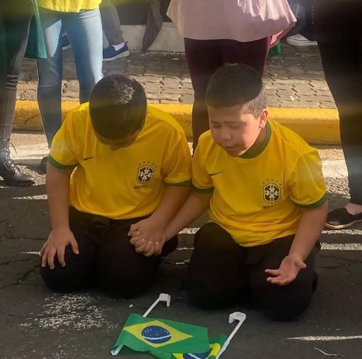 PatriciaLeitte_'s tweet photo. Eles nunca vão esquecer nesse momento patriota histórico! 😭🇧🇷🇧🇷🇧🇷🇧🇷🇧🇷🇧🇷 #greve #Brasil https://t.co/fVvdhmfGrw