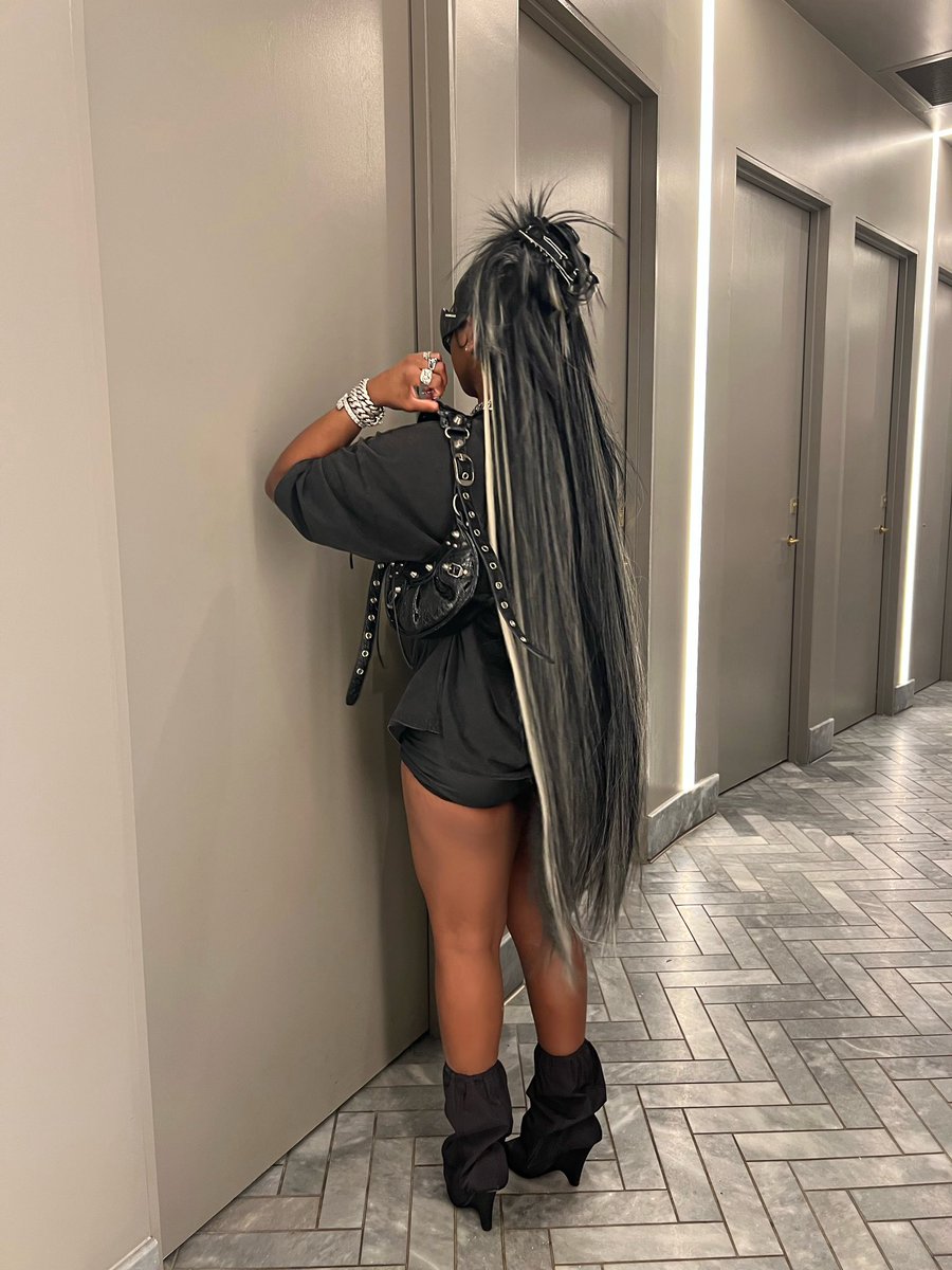 dearra's tweet image. dat bitch