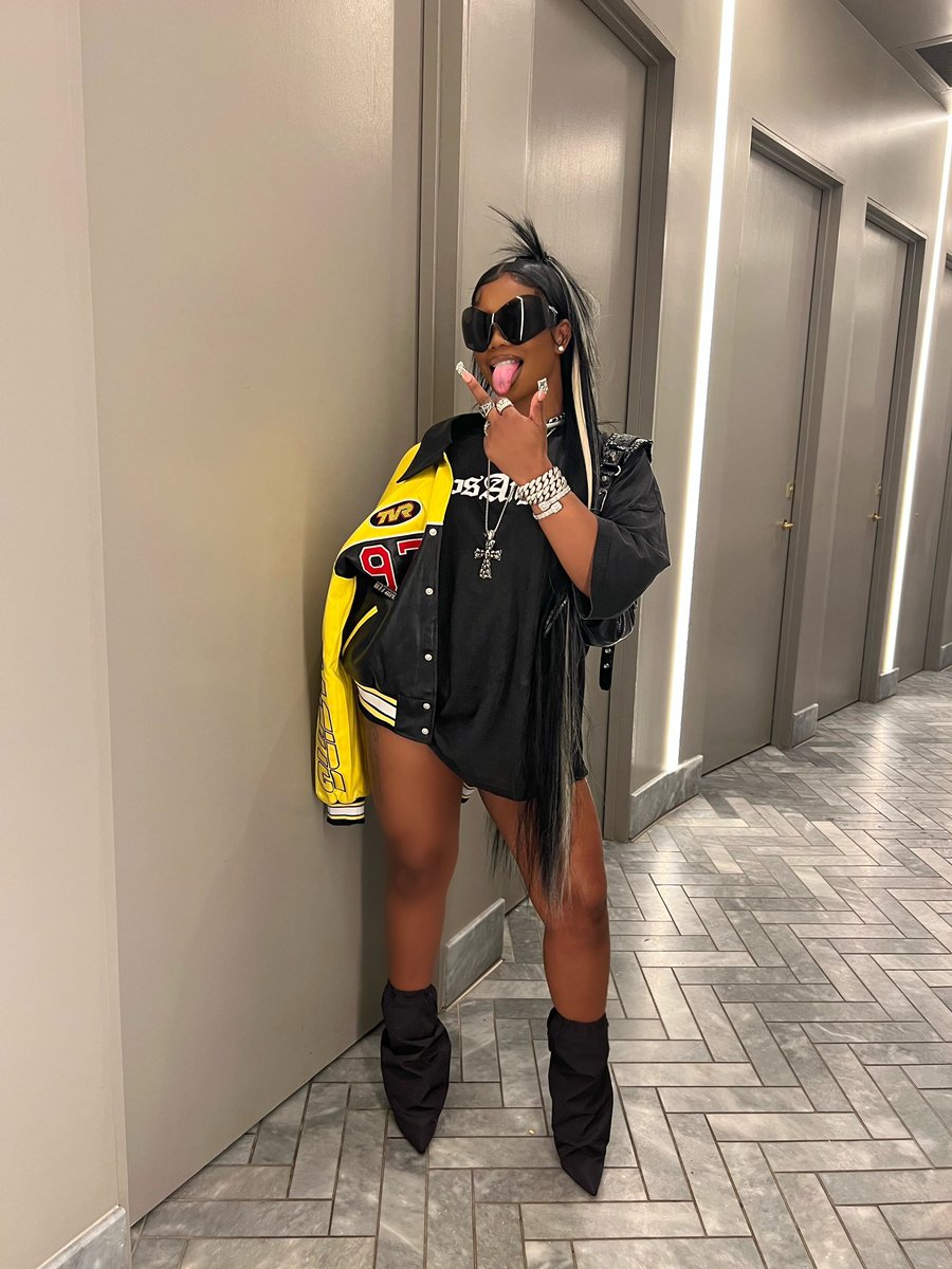 dearra's tweet image. dat bitch