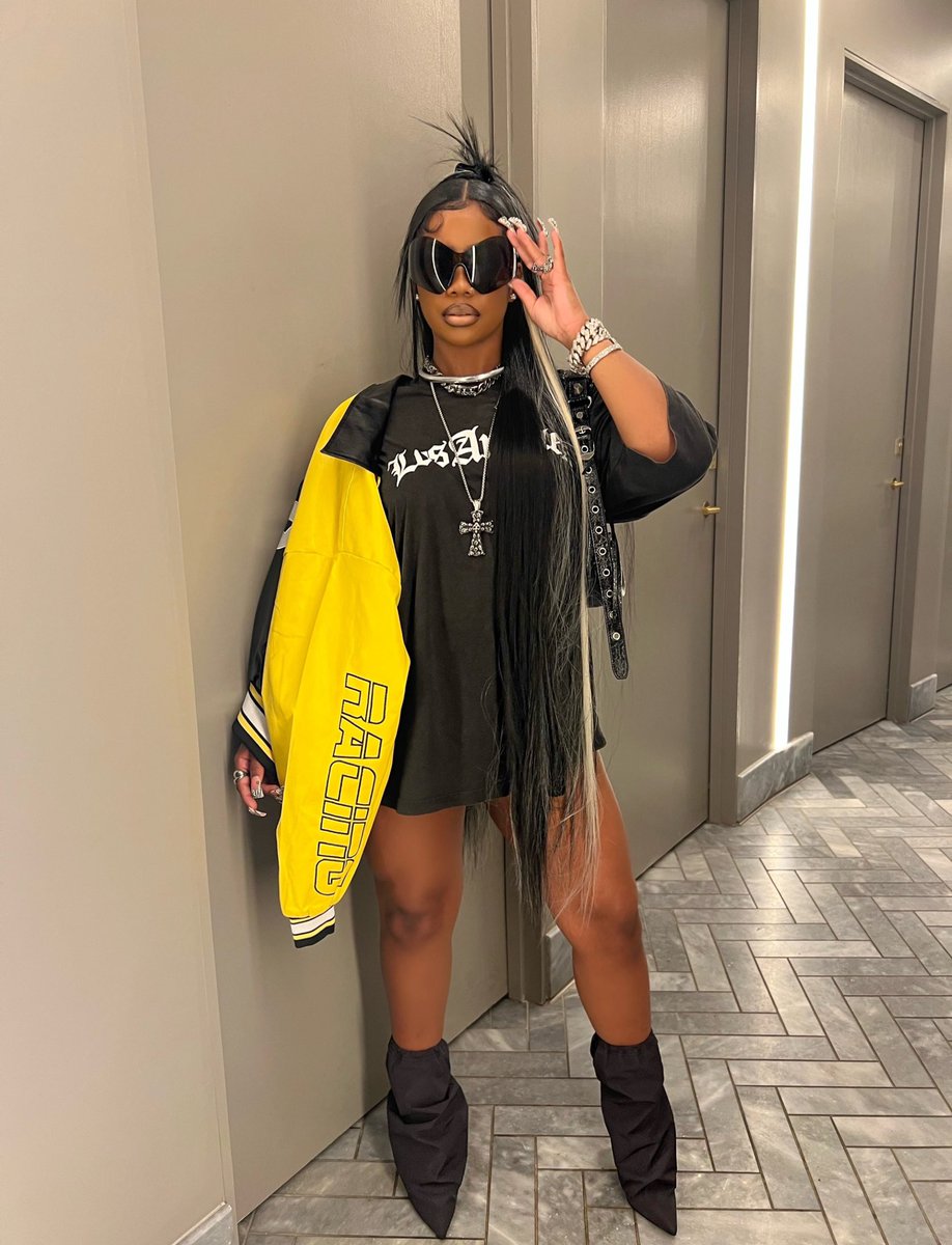 dearra's tweet image. dat bitch