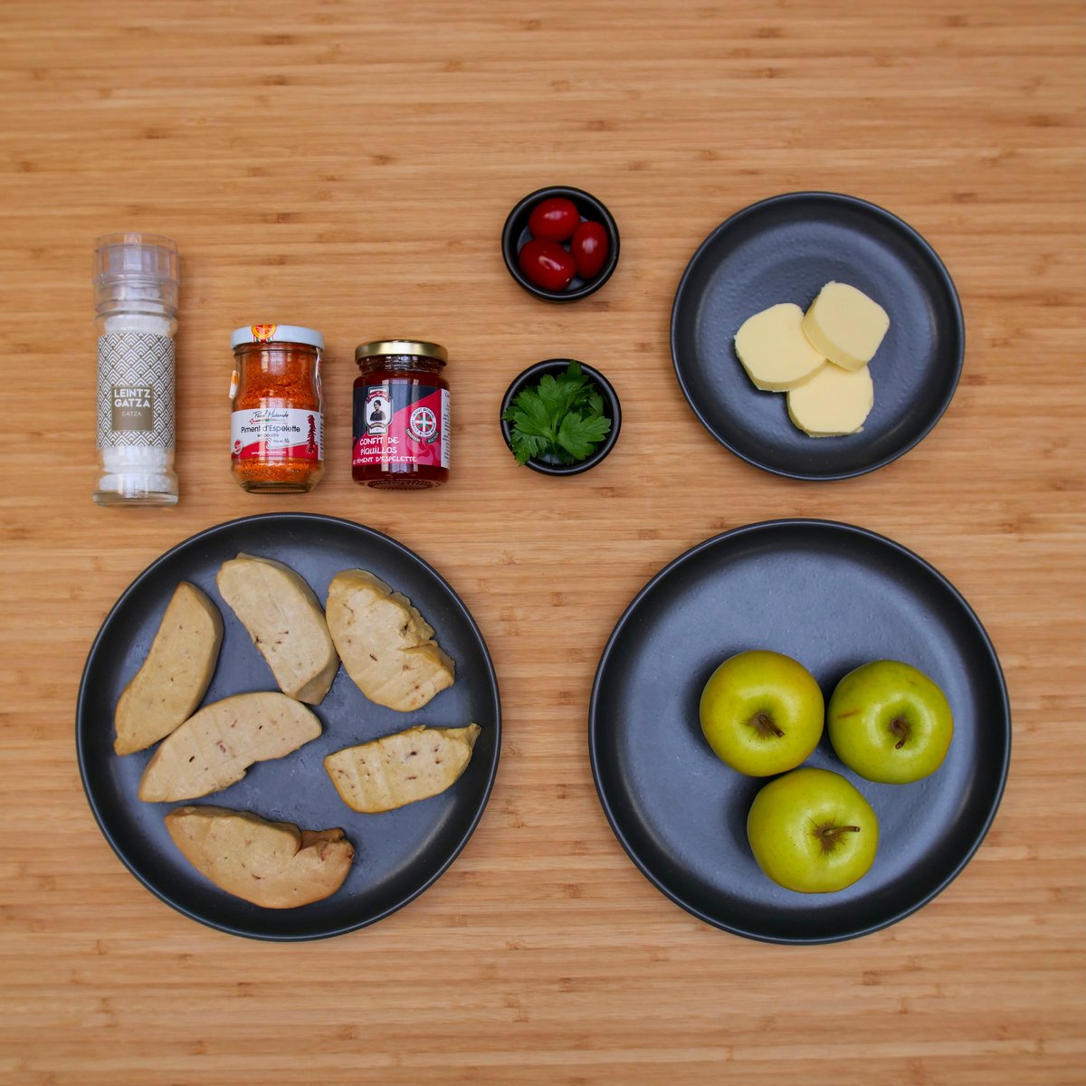 onacook_fr's tweet photo. [Escalopes De Foie Gras Pôlées Aux Pommes] 

Ce vendredi, le Chef Onacook vous proposera en vidéo une recette festive et raffinée avec un parfait équilibre entre sucré et salé.

#FoieGras #Canard #FoieGrasIGP #FoieGrasSudOuest #Escalopes #Pommes  #Fetes #Reveillon #Noel #NouvelAn https://t.co/OzyhmG8HJ4