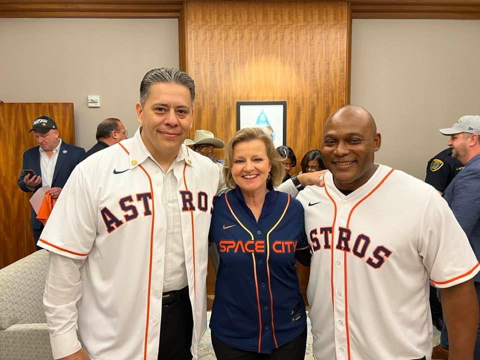 spanjian's tweet photo. Love this team!! Go @astros! ⚾️ And now we celebrate! @SylvesterTurner @ChristianSusanE @TroyFinner @FireChiefofHFD @houstonsportsJB planning an epic celebration for tomorrow! @DowntownHouston at noon @MayorsEvents @houmayor #WorldSeries #astros #LevelUp https://t.co/HlZokek4T1
