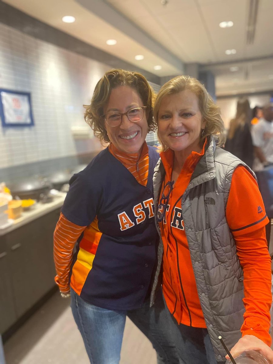 spanjian's tweet photo. Love this team!! Go @astros! ⚾️ And now we celebrate! @SylvesterTurner @ChristianSusanE @TroyFinner @FireChiefofHFD @houstonsportsJB planning an epic celebration for tomorrow! @DowntownHouston at noon @MayorsEvents @houmayor #WorldSeries #astros #LevelUp https://t.co/HlZokek4T1
