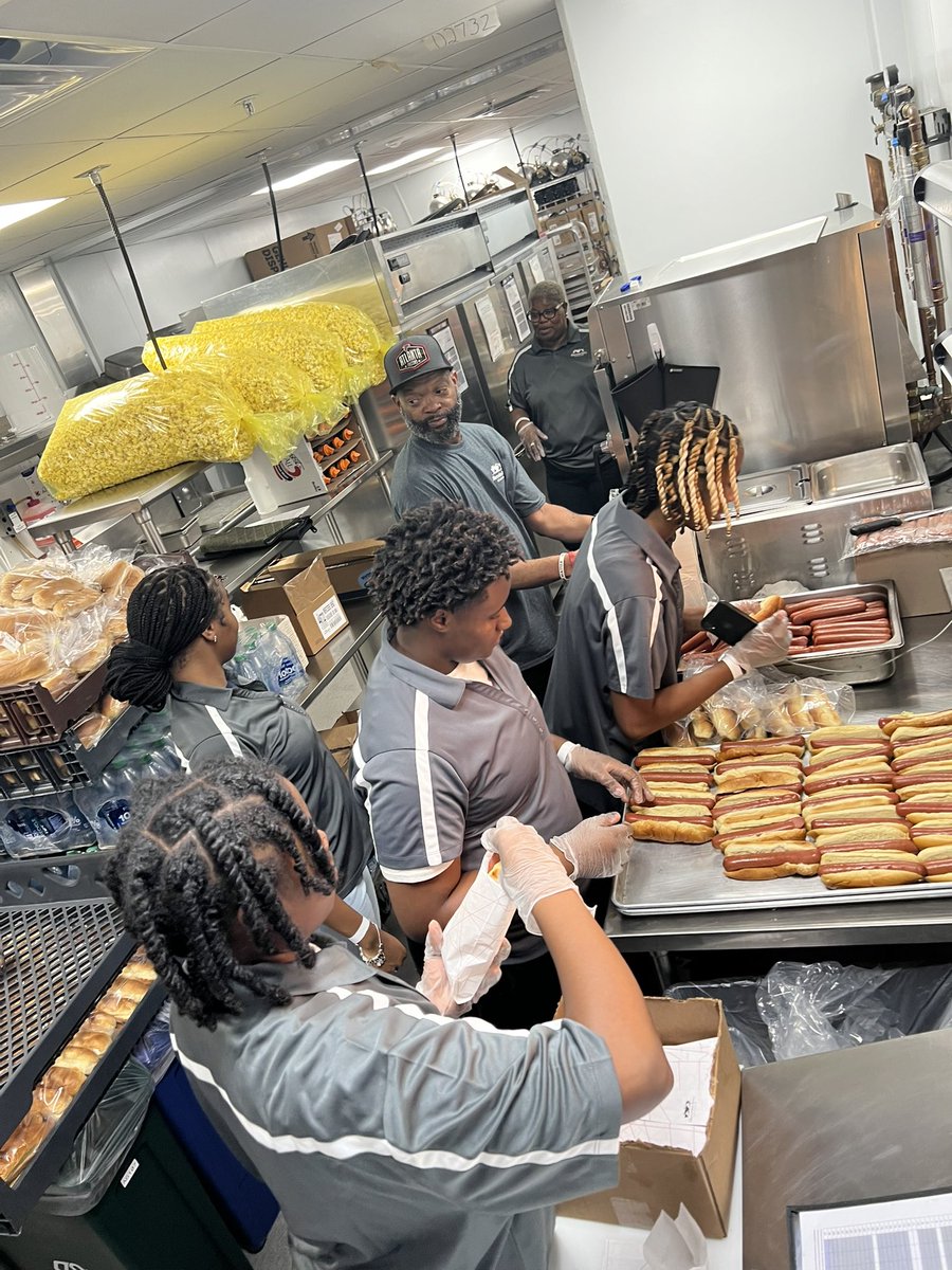 APSCarverEC's tweet image. We are so proud of our @CarverATLSports Girls Basketball Team for their community service @MBStadium today! Our scholar athletes ROCK
@PrincipalRogers @AJFuller_APS