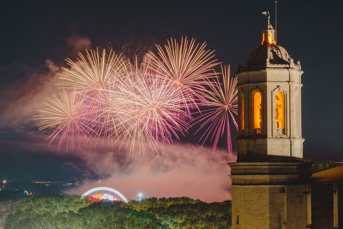 alcaldegi's tweet image. 🎆I així s'han acabat les fires de Girona. Els focs han tancat unes festes d'alegria col·lectiva, de bon temps, molta gent, i diversió per a tothom 😃. Gràcies a tothom qui les ha fet possible, i a tothom qui hi ha participat i les ha convertit en úniques. Fins l'any que ve!