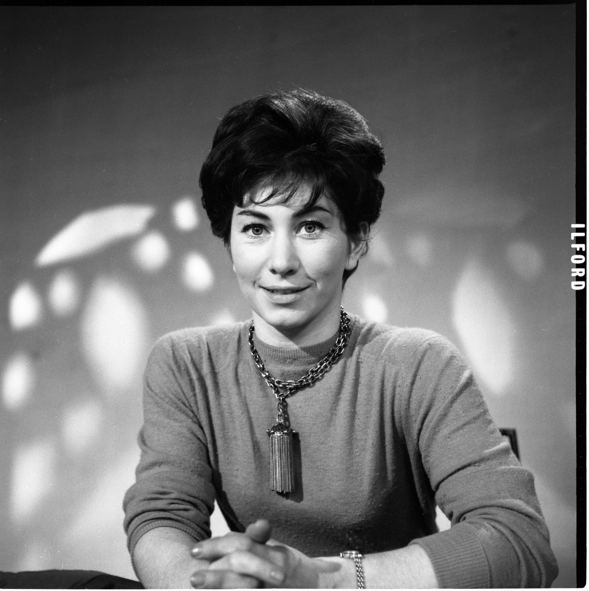 PatrickMulkern's tweet photo. #RadioTimesTheSixties No 6 β gorgeous RT shot of #BluePeter legend #ValerieSingleton from 1962. It was a joy to talk to her a few weeks ago about her early days on the show, for our fab new Radio Times 1960s Special β available to order now: https://t.co/mz4npHuKyX https://t.co/1RPNJukp5b