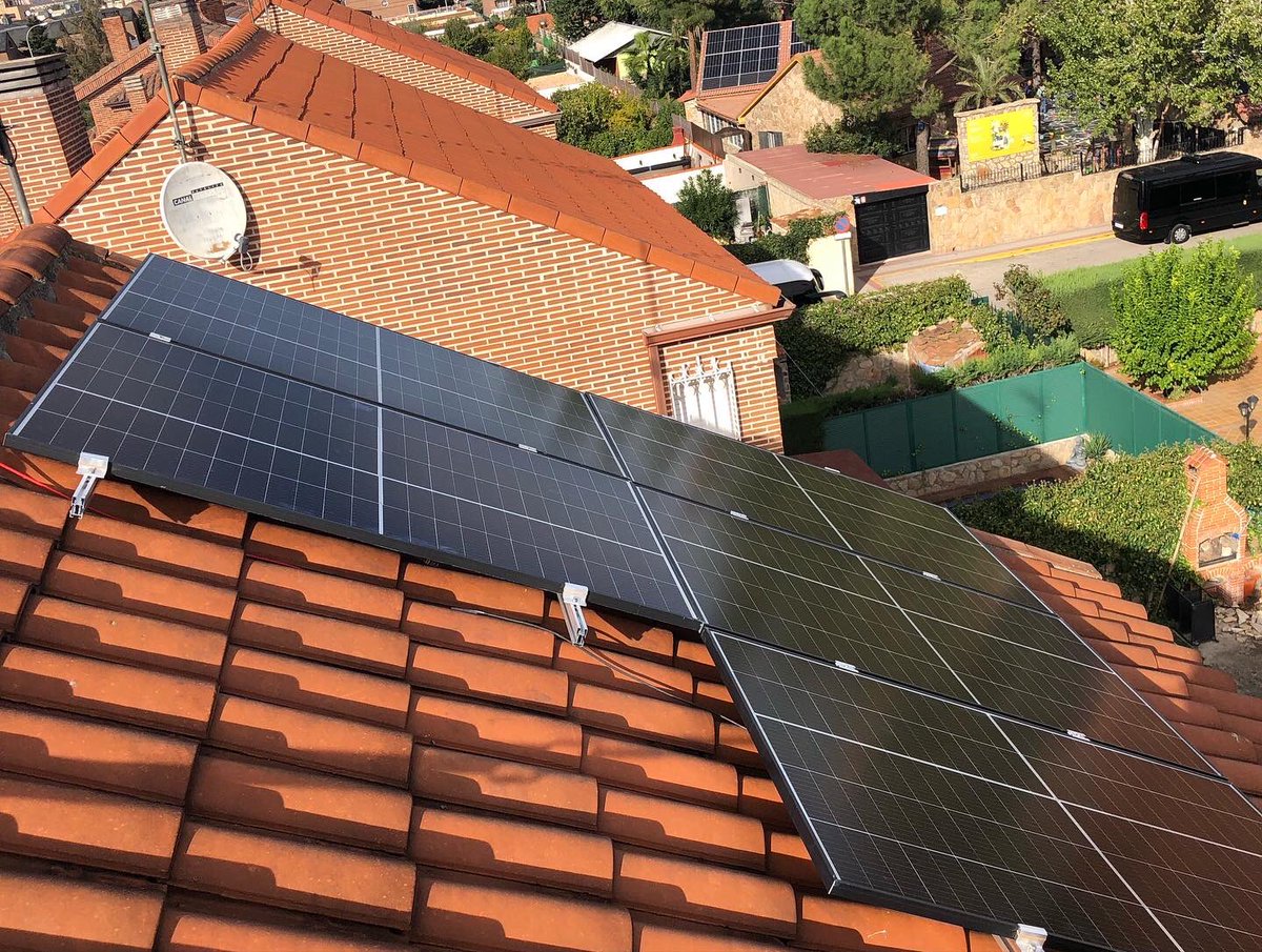 inelrec's tweet image. Instalación de 4,45Kwp. 2 string para inclinaciones diferentes Este-Oeste con Optimizadores #panelessolares #renovables #sungrow #energiaverde #energiasolar #fotovoltaica #ahorroenergético #instaladoressolares #sol #solar