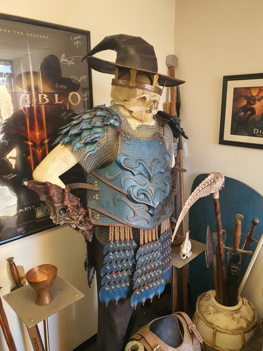GilTheVlogsmith's tweet photo. When your armor set doesn't match but the stats are too good to swap out...
#LARP #TwinMask https://t.co/CFr3U5YBAG