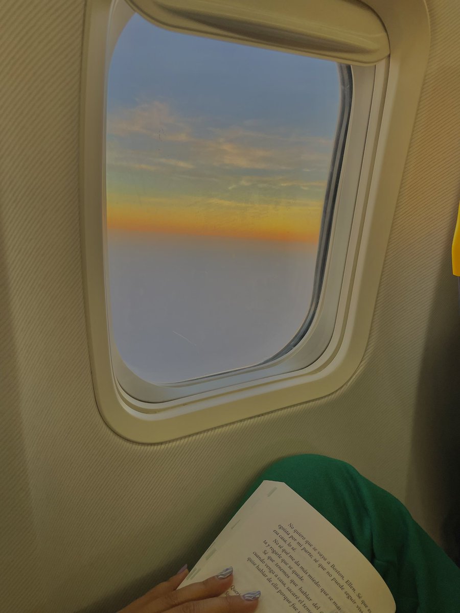 Bea_Gar's tweet photo. Atardecer desde el avión+ libro, gracias vida https://t.co/bKE3qIUkK5
