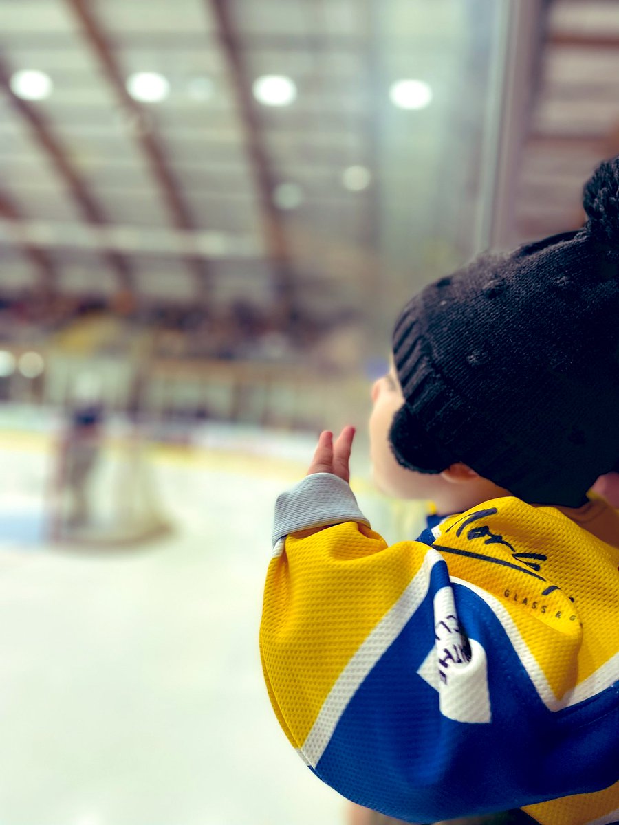 georgiarayner_'s tweet photo. @CharlesOnTour1 enjoyed the @Leedsknights game tonight. He was gifted this beautiful Cooperman T-shirt by the Clegg’s, he enjoyed banging on (and licking) the plexi and there were plenty of goals for him to admire!💙🤍💛🏒🥅 https://t.co/RPVwm7GOJQ