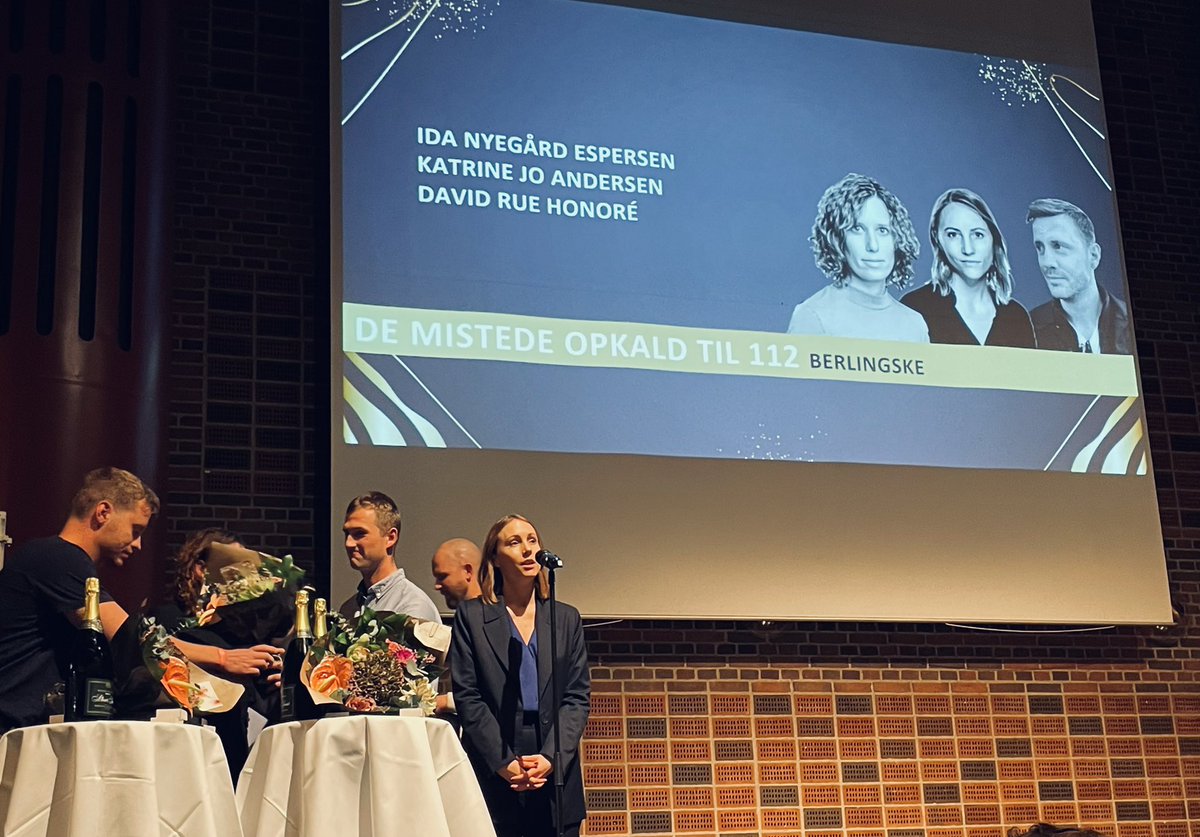 Vi er enormt glade for at have vundet @FUJ_DKs metodepris for historierne om de mistede opkald til 112 i <a href="/berlingske/">Berlingske</a>. Det lod sig kun gøre, fordi mere end 30 modige medarbejdere fra vagtcentralen viste os deres tillid og tog bladet fra munden. <a href="/idaespersen/">Ida Nyegård Espersen</a> <a href="/david_r_honore/">David Rue Honoré</a>