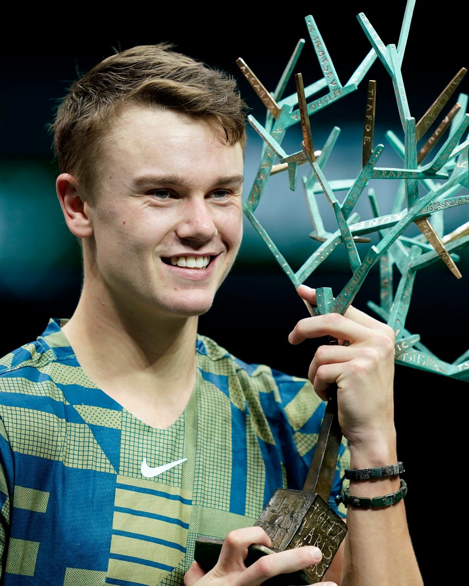 Tenisportal's tweet photo. 👍Kakšen teden za Norvežana Holgerja Runeja. 19-letnik je slavil na pariškem mastersu, premagal v finalu Đokoviča ter si prilastil rezervni sedež za zaključni masters. 💥
Več na https://t.co/z9MmtZwf3N

#ParisRolexMasters https://t.co/M5nxRyuIAe