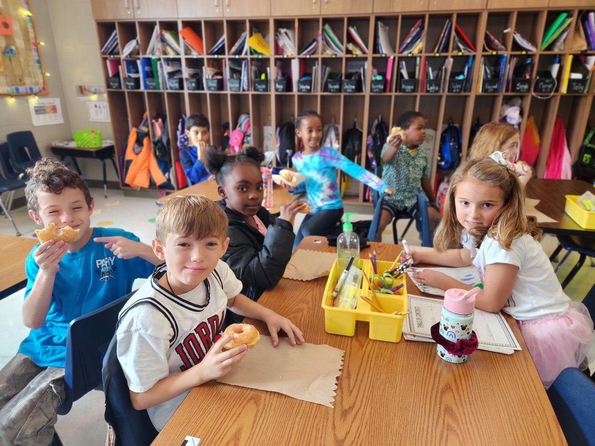 KolLSEArts's tweet photo. Yay for donuts! Our mystery treat for earning points on our scoreboard @LSEArts #wholebrain https://t.co/KfqoetpUL0