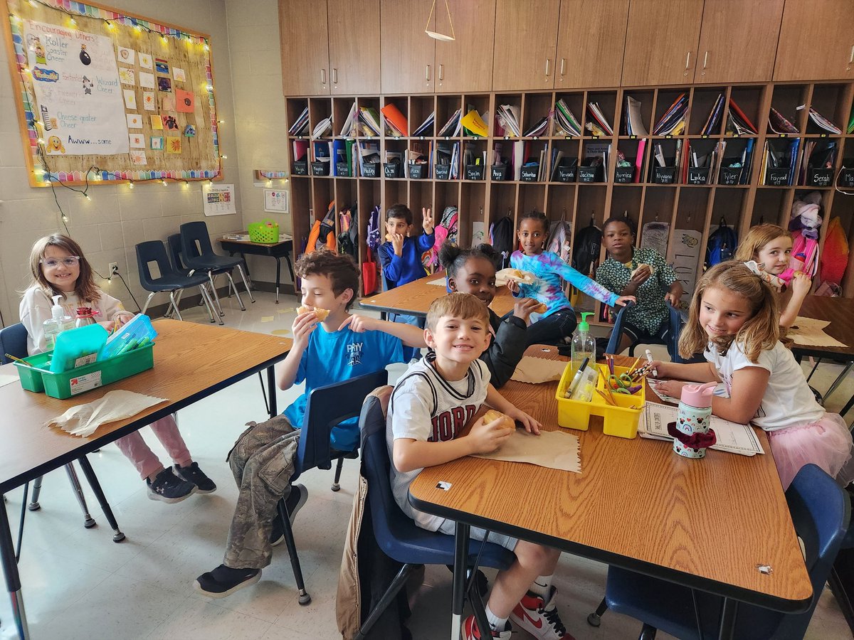 KolLSEArts's tweet photo. Yay for donuts! Our mystery treat for earning points on our scoreboard @LSEArts #wholebrain https://t.co/KfqoetpUL0