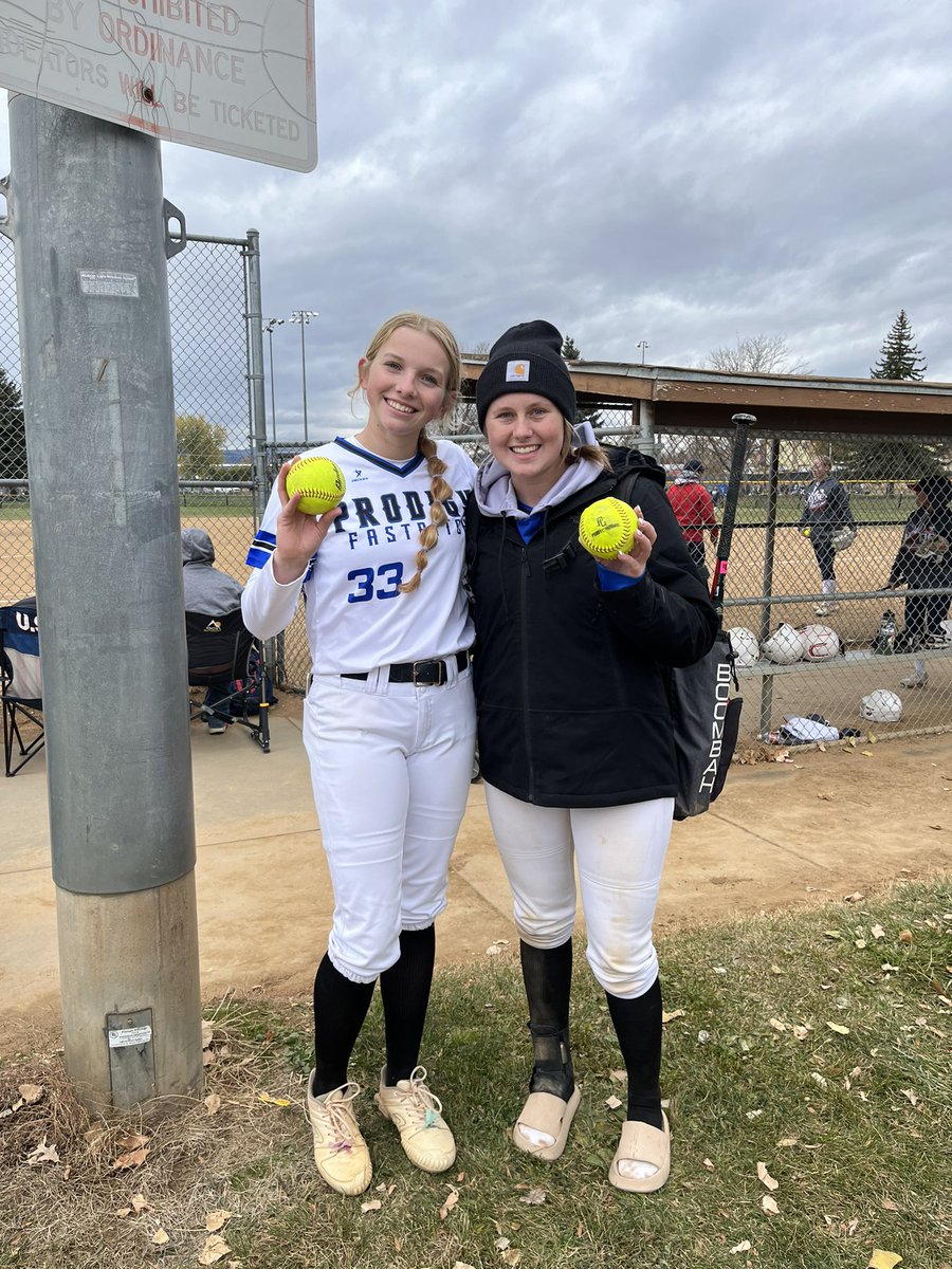 ProdigyMarkey's tweet photo. 2024 @JocelynOltman and 2025 @AndersonCamdyn both hit 💣s in the first round of bracket play in the Loretta Smith tournament ! 🥎🖤💙@GirlsProdigy https://t.co/bowdcdlKhl
