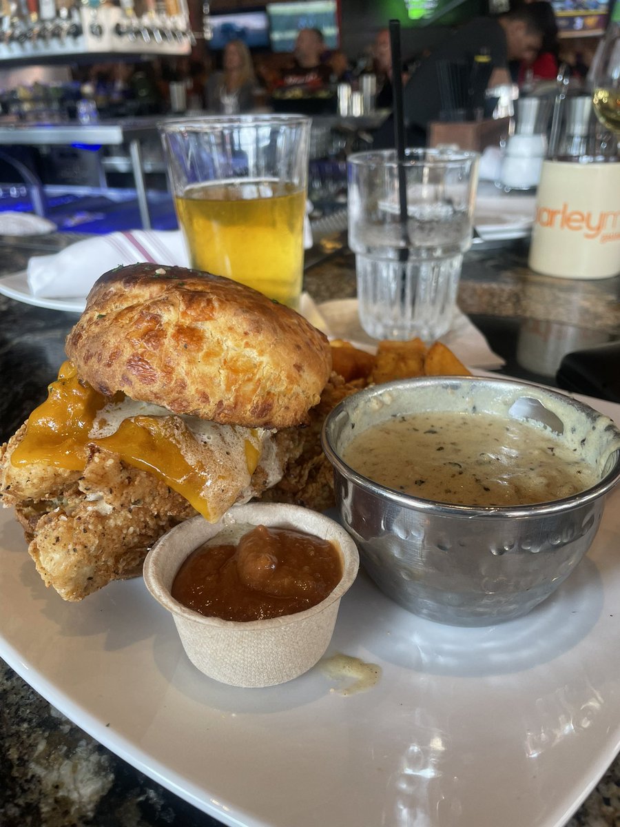 CoachHop's tweet photo. 🐥 &amp; #biscuit 🍺 #protip get a side of #gravy #barleymash @NFL #sundayvibes #SundayFunday #mondaycanwait @EaterSanDiego #barfood #craftbeer https://t.co/LKIzaWdCLo