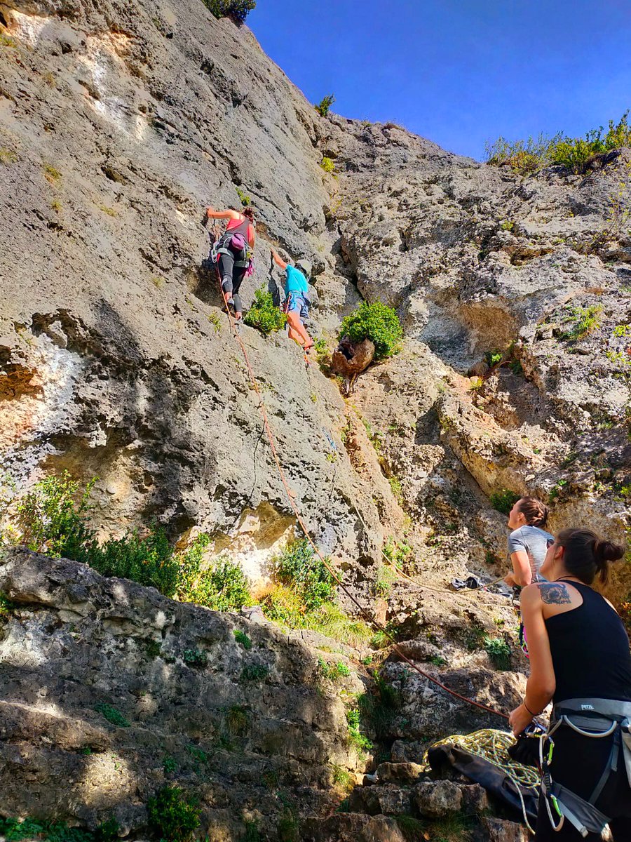 MllerPerrine's tweet photo. Grimpe sympa cet AM à La Roque avec les copains/copines 🥰
.
.
.
.
#escalade #climbing #climb #passion #nature #falaise #soleil https://t.co/N2nUUaunfT