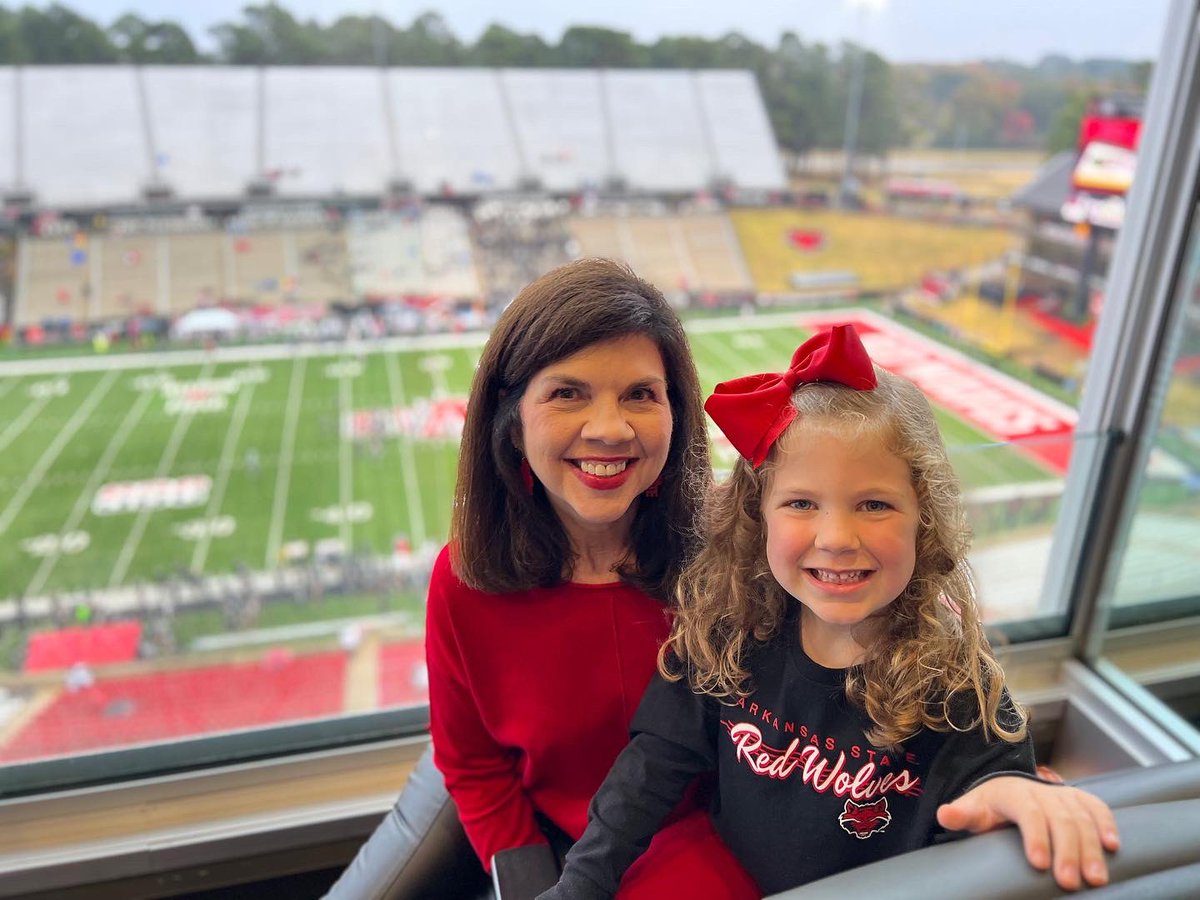 I’m 59, Arkansas born/raised, ASU grad, retired newspaper reporter, not an enemy of the people, shopaholic, chocaholic, book-lover, happily married for 35 years, mother of 2 boys, Mimi to a precious granddaughter. I’m the #RadicalLeft!