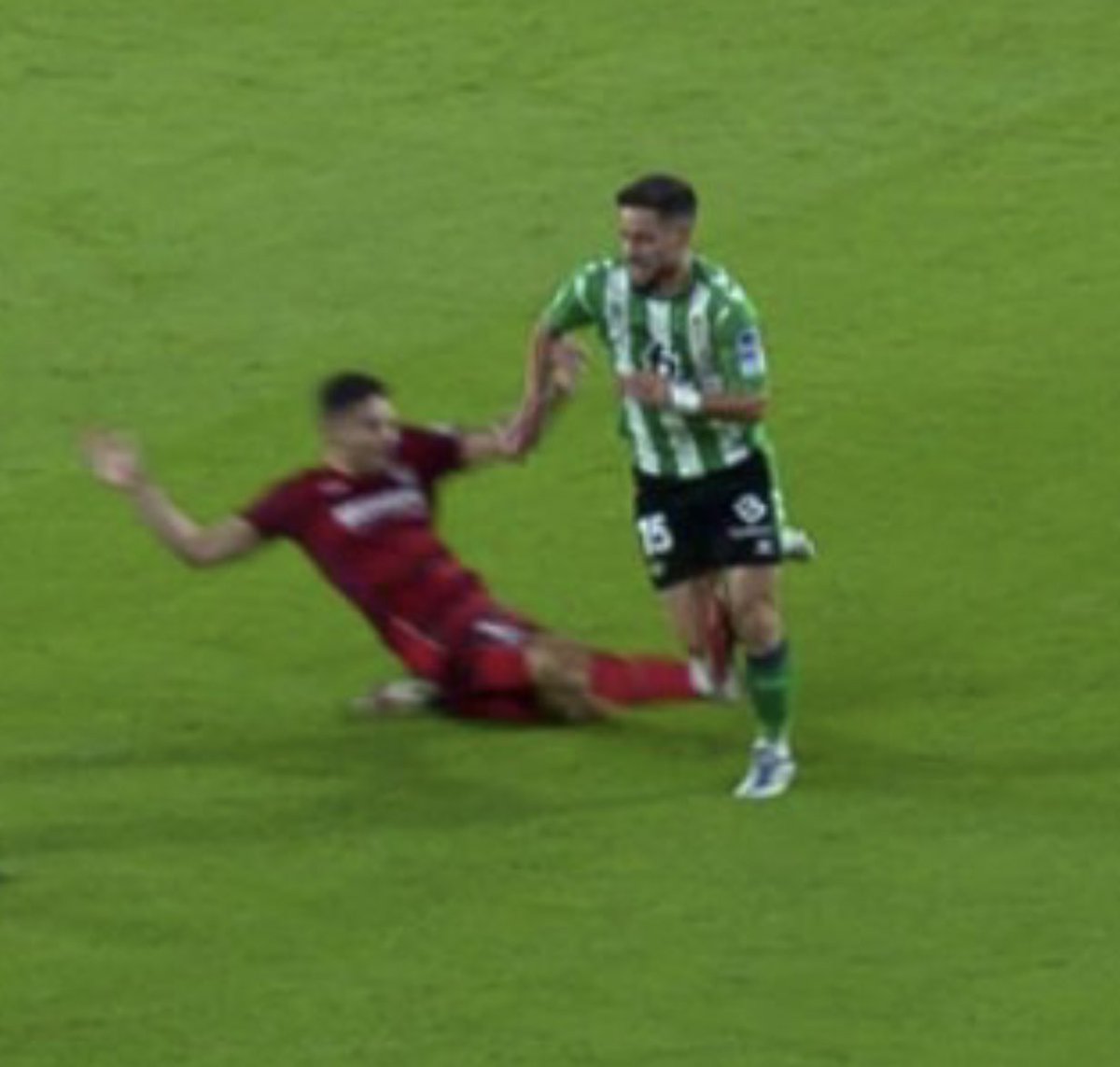 JLSanchez78's tweet photo. 🗣 Dos jugadas iguales 

👨🏻‍⚖️ Mismo árbitro: Sánchez Martínez 

📷 FOTO 1: ROJA 🟥
📷 FOTO 2: NO ROJA 

ES LA LIGA https://t.co/6DgY7nZgiD