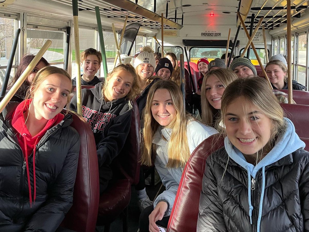 AEastDECA's tweet photo. A huge shoutout to all our East students that volunteered to rake today for our annual Fall Yard Clean Up! We had over 80 students, 2 school buses, and 30+ yards! Way to go, Patriots! 🔷🍁🇺🇸 https://t.co/D5KnX3v2qW