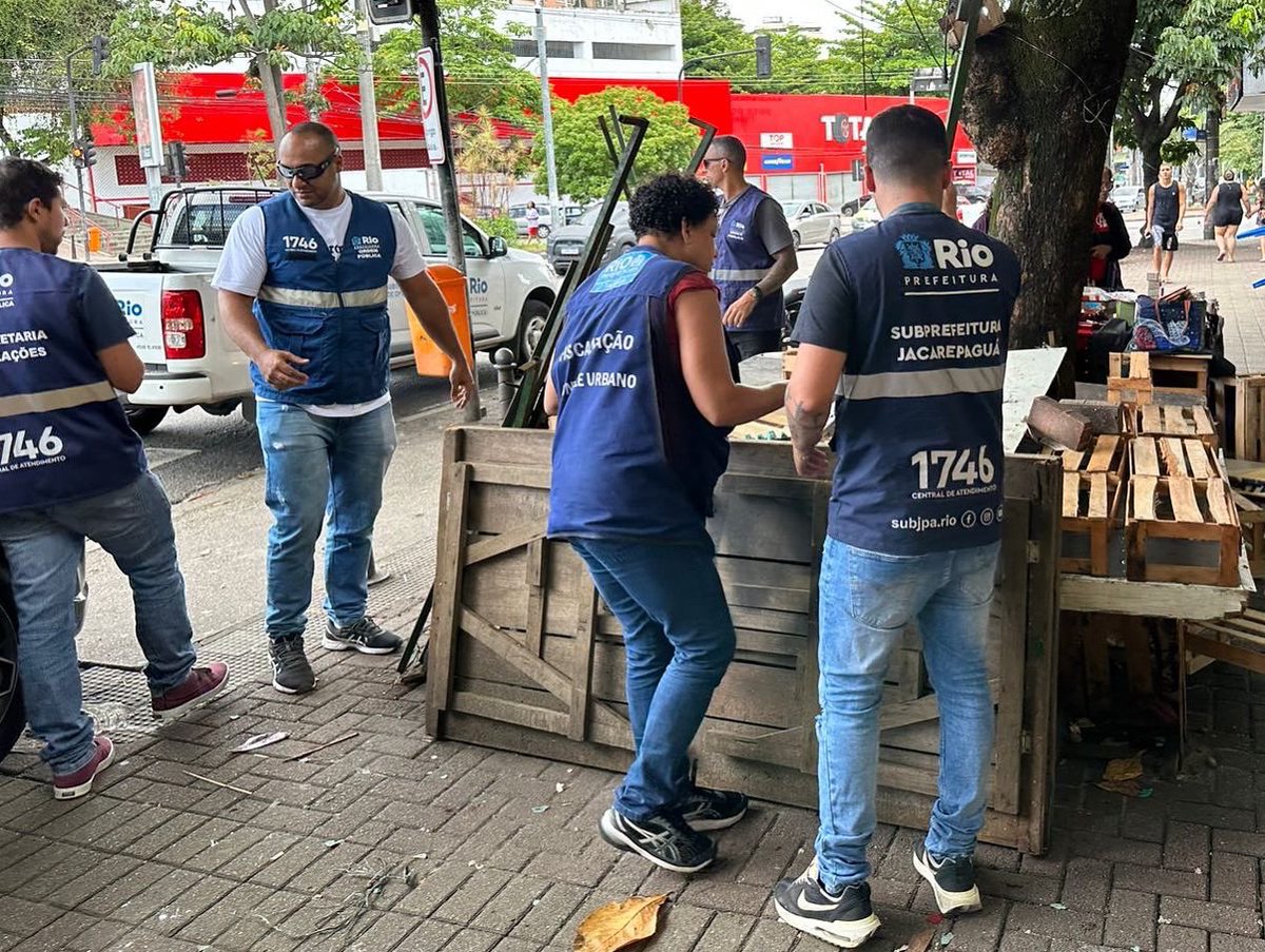 Domingão de fiscalização na Freguesia!
Nossa equipe esteve na Estrada do Pau Ferro e na Rua Geminiano de Góis, atendendo a solicitações do <a href="/Central_1746/">1746</a> acompanhados da @SeopRJ, CCU, CLF, <a href="/GMRio/">Guarda Municipal Rio</a> e a <a href="/18BPM_PMERJ/">18bpmoficial</a> nessa missão.