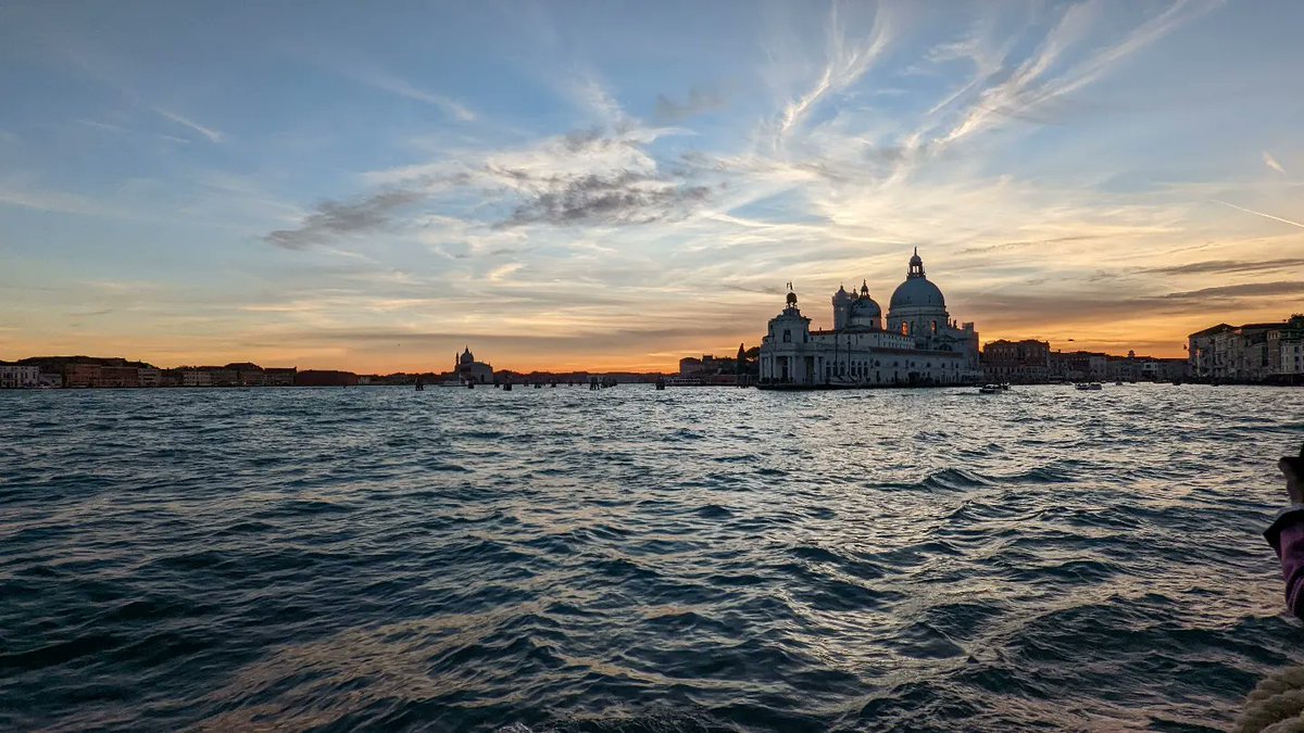 LJ_Pritchard's tweet photo. Everyday journey home as the #moon rises and the #sun sets. #Sunset #Tramonto #BacinoSanMarco #SanGiorgioMaggiore #LaSalute #SanMarco #Gondola #Sandolo #Views #Venezia #Venice #LivingOnWater https://t.co/sG7N63mqYj