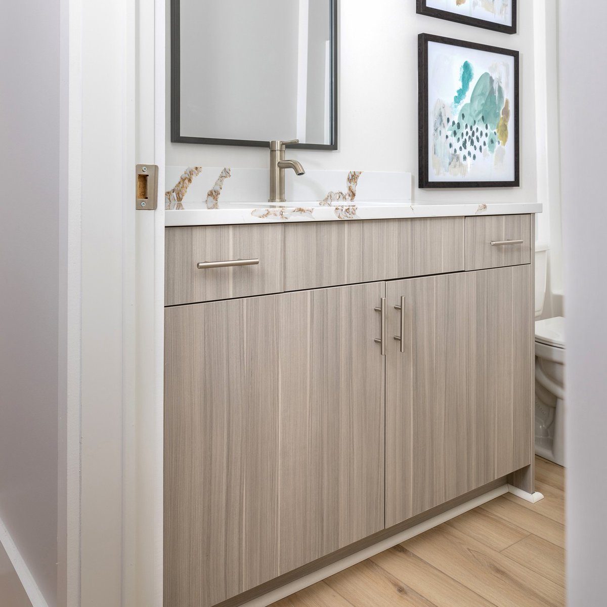 WellbornCabinet's tweet image. The bathrooms in the #DominoV home are perfect and we're so proud to have been featured in them. #wellborncabinet