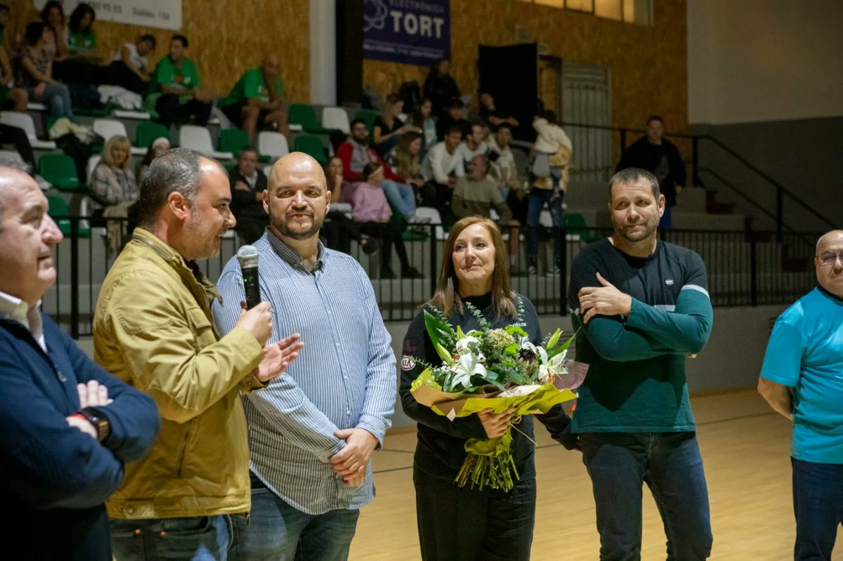 jordi_ballart's tweet photo. Al vespre l'@SfericBasquet ha homenatjat al Javi Sánchez, un esportista amb una trajectòria de més de 4️⃣0️⃣ anys al món del 🏀 bàsquet.  

❤ Un acte molt emotiu on el club, l’afició, famílies i amics han demostrat al jugador el seu afecte, respecte i admiració.

Ets 🔝, gràcies! https://t.co/TvTTBkplFT