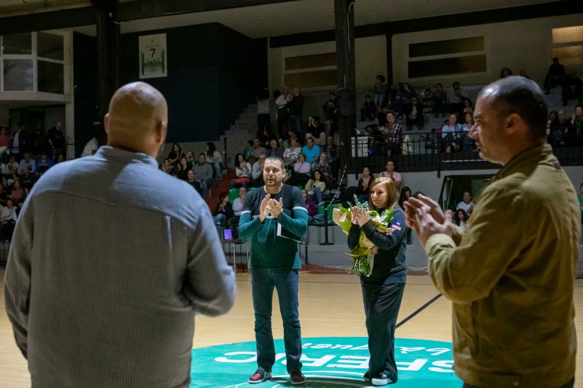jordi_ballart's tweet photo. Al vespre l'@SfericBasquet ha homenatjat al Javi Sánchez, un esportista amb una trajectòria de més de 4️⃣0️⃣ anys al món del 🏀 bàsquet.  

❤ Un acte molt emotiu on el club, l’afició, famílies i amics han demostrat al jugador el seu afecte, respecte i admiració.

Ets 🔝, gràcies! https://t.co/TvTTBkplFT