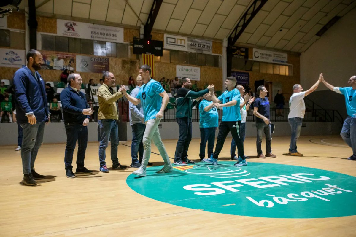 jordi_ballart's tweet photo. Al vespre l'@SfericBasquet ha homenatjat al Javi Sánchez, un esportista amb una trajectòria de més de 4️⃣0️⃣ anys al món del 🏀 bàsquet.  

❤ Un acte molt emotiu on el club, l’afició, famílies i amics han demostrat al jugador el seu afecte, respecte i admiració.

Ets 🔝, gràcies! https://t.co/TvTTBkplFT