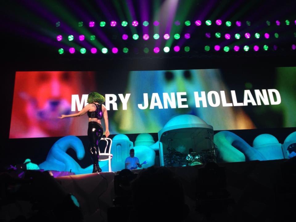 Brody_Pitman's tweet photo. #MaryJaneHolland @LadyGaga #artRAVE 🐚🎨🔵🍃 https://t.co/FxGOFsOVZ2