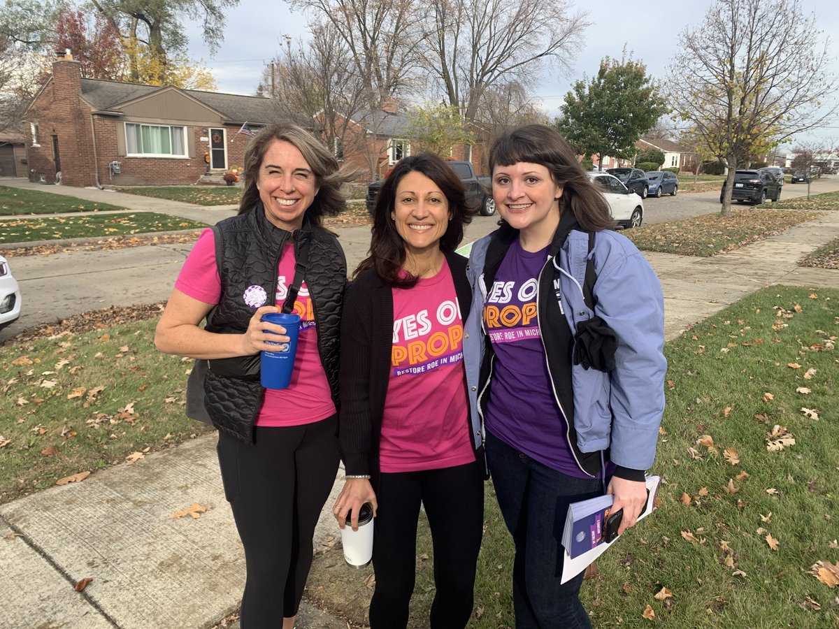 mireprofreedom's tweet photo. It’s football season. Can I get a Y? Can I get an E? Can I get an S? Can we save #ReproductiveRights in #Michigan? YES we can with your #Yeson3 voteon Nov. 8. Go #MIReproFreedom! https://t.co/KDyHt4v4sh