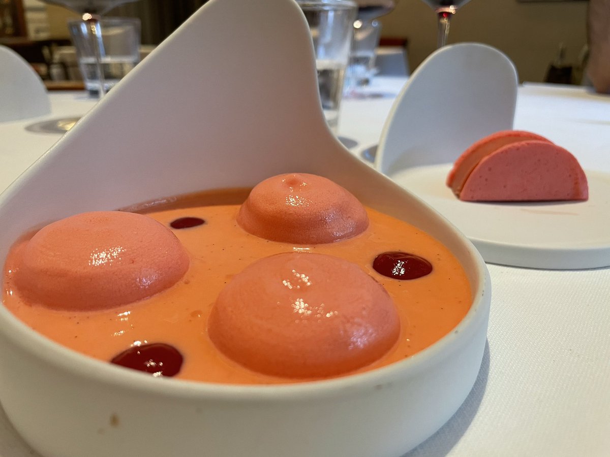 Como dice mi amigo <a href="/carlosms1568/">eldevoratorio</a> La montaña mágica es muy especial. Hoy comimos muy bien y bebimos estupendamente en <a href="/Lescaleta/">L'Escaleta</a> gracias a <a href="/Aredrado/">Alberto Redrado</a> y <a href="/kikomoyachef/">Kiko Moya</a>.