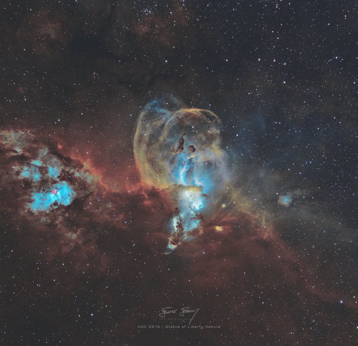 Gecen sene uzaktan profesyonel bir teleskopla cekilmis olan Statue of Liberty datamin uzerinden tekrar bir geceyim dedim. Hafif foraximsi bir palette isleyince, cok acayip bisi cikti.

Baya hosuma gitti bu benim :) Tam renk cumbusu.