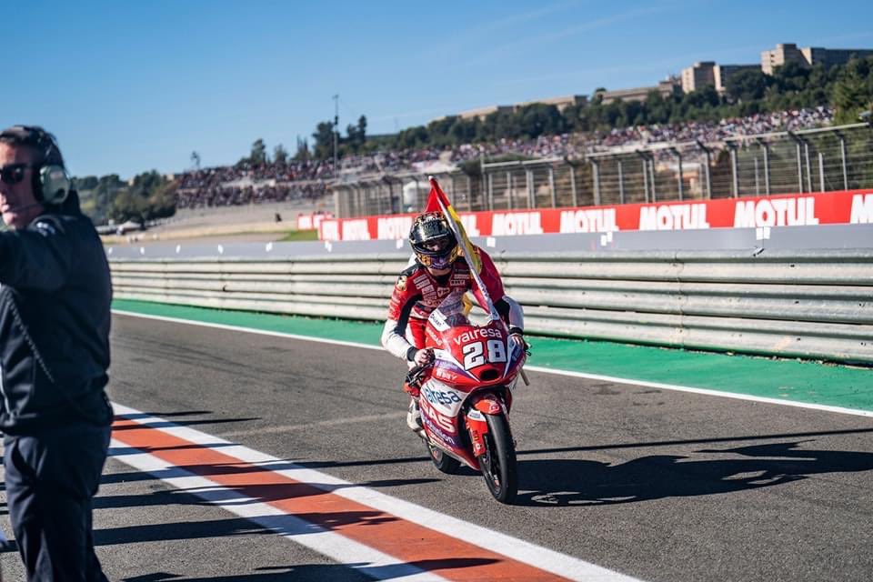 IzanGuevara28's tweet photo. 🏅VICTORIAAAAA en el #ValenciaGP 🇪🇸 •Espectacular este final de temporada! Despidiendo la categoría de Moto3 por todo lo alto 🙏

✅ Objetivo completado: Hicimos el POKER en 🇪🇸 

@AsparTeam 
@MotoGP 

#1ZAN #IG28 @FanClubIG28 https://t.co/IVS7OFEq7M