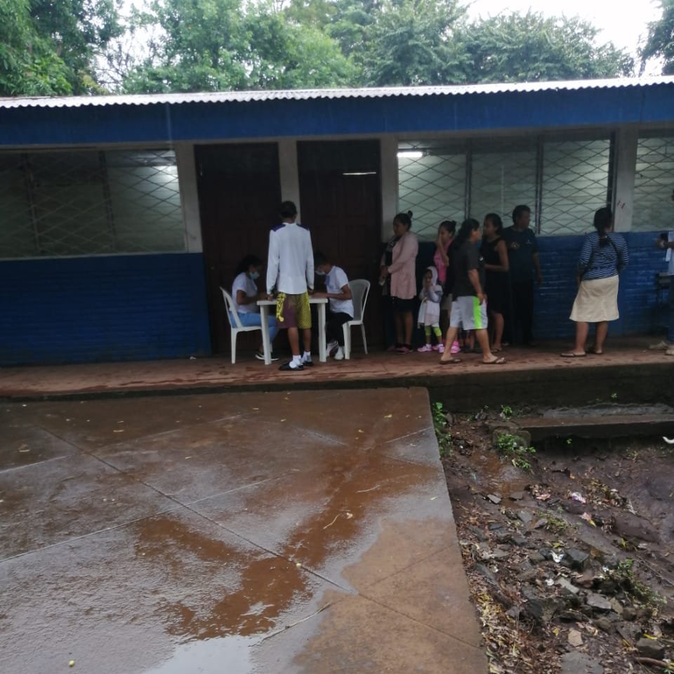 El clima no es un impedimento para que las familias de Barrio El Madroñal acudan a ejercer su derecho al voto en el Centro de Votación 508, #SanRafaelDelSur
#EleccionesSoberanas2022
#Nicaragua 🇳🇮
#UnidosVencemosVenceremos
#EleccionesMunicipales2022