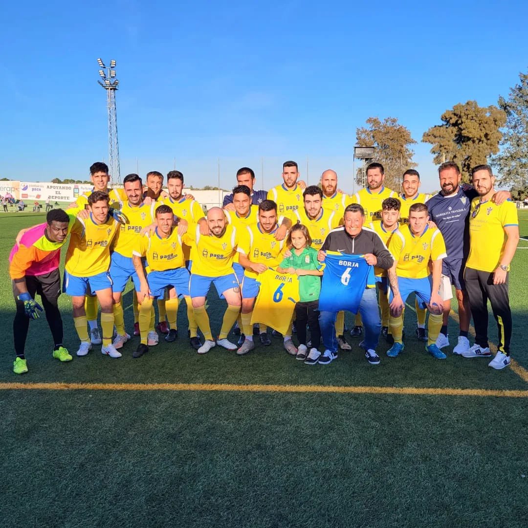 cd_trebujena's tweet photo. Esta tarde el C D Trebujena Balompie  ha tenido el detallazo de invitar a Borja  a su partido contra el Bornense, y regalandole  sus equipación con el número  6 y su nombre, además  de hacer el saque de honor. Decirles que aquí tienen su casa para todo lo que necesiten.
Gracias💛 https://t.co/8L1qNMS1ds