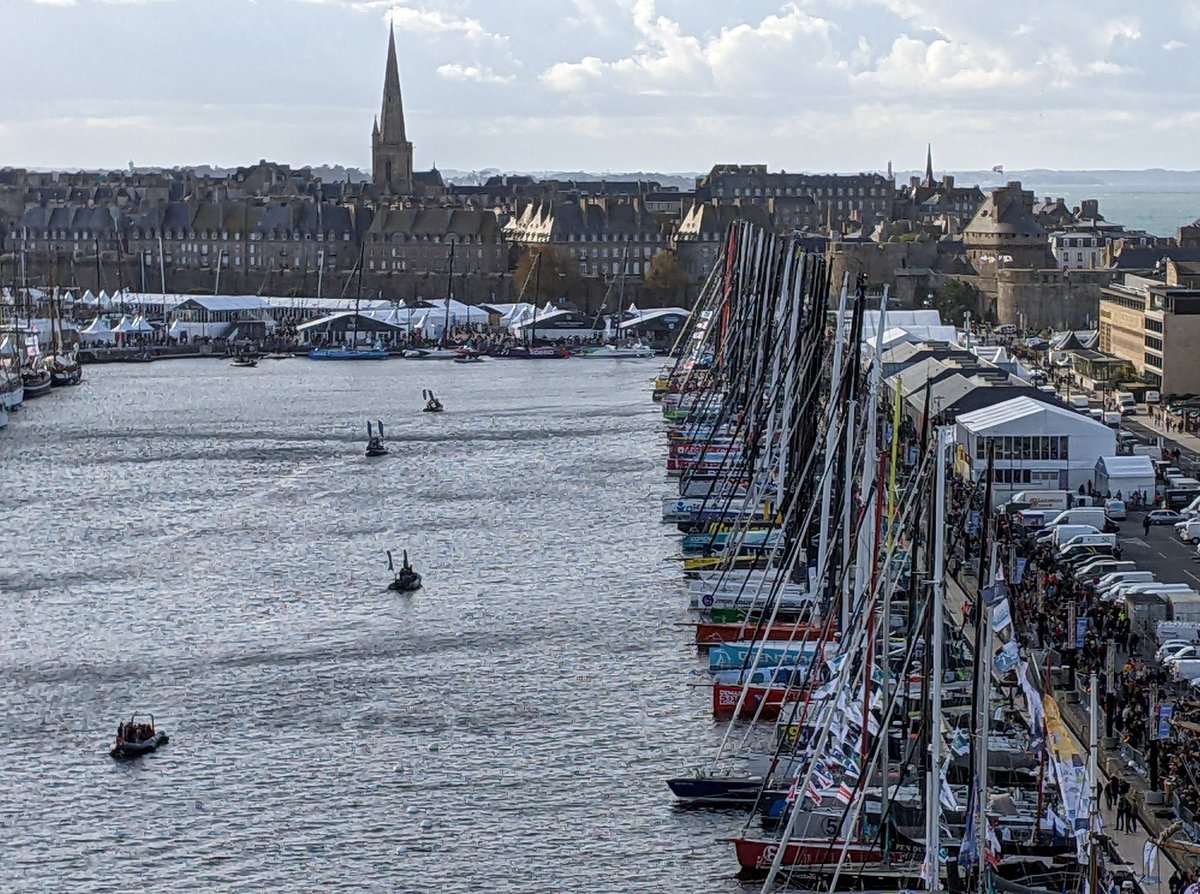 Visite du village <a href="/energy_observer/">Energy Observer</a> avec <a href="/VicErussard/">Victorien Erussard</a> installé au départ de la #Routedurhum2022 #in #SaintMalo. <a href="/airliquidegroup/">Air Liquide Group</a> est partenaire de longue date de ce navire laboratoire qui teste et sensibilise le grand public au nouveau vecteur énergétique qu'est l'hydrogène.🙏👍