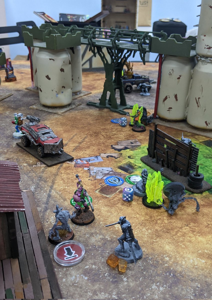 yiyembo's tweet photo. Comienzo de Liga de #Punkapocalyptic en @libertaliajuegos donde estrenaba mi banda de #Idos.Entre las puñeteras torretas, los malditos #mutardos y las dosis de Ambrosía que han dado algún mal viaje, la jornada no ha sido muy memorable #Amok #Mutards #Wasteland #PaintingMiniatures https://t.co/yBmqcNedTZ
