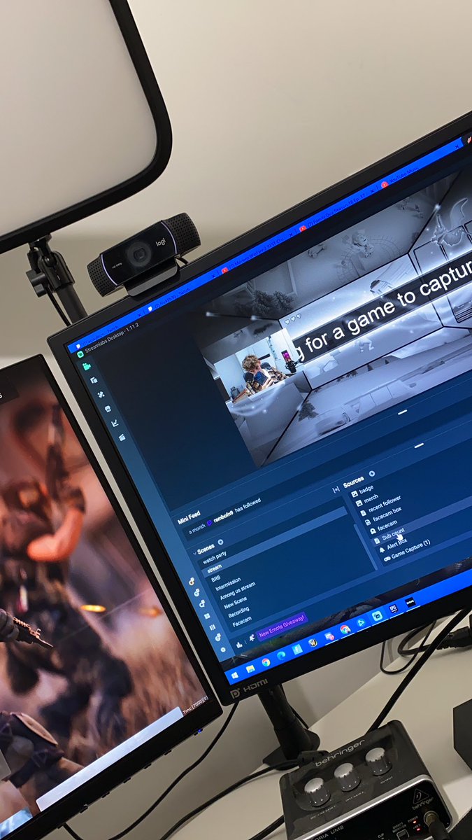 DuwopYT's tweet photo. someone help me design a clean background for my webcam at the new house 🙄 https://t.co/eChydKhF65