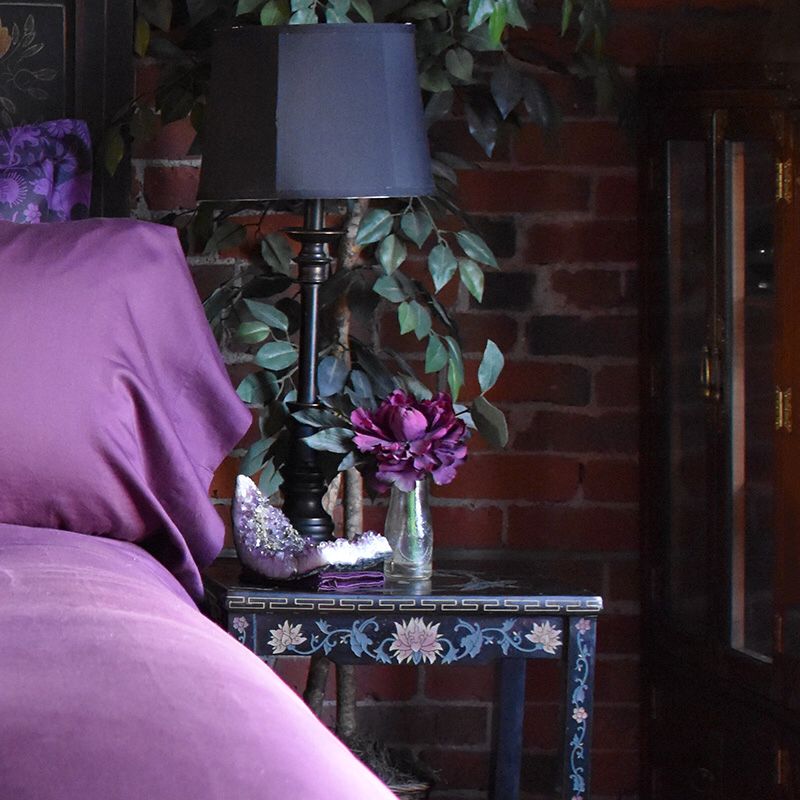 Our Bamboo Collection is custom-dyed to match other Sin in Linen products you already own! The Purple Bamboo set match our Forest Witch bedding, and our Black Bamboo set matches everything!
.
.
.
.
#bamboosheets #bamboofabric #sustainablehome #ecofriendlybedding #ecobedding #comf