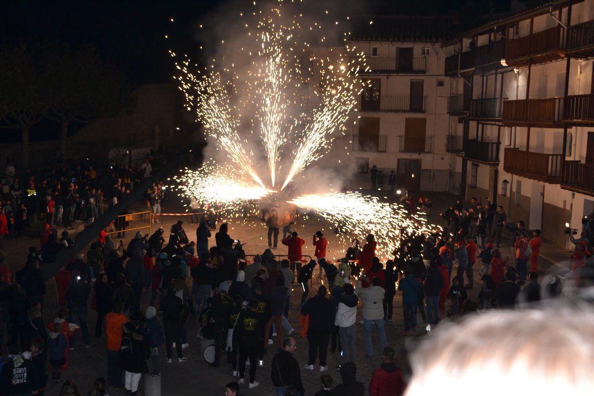 ErnestoBlanch's tweet photo. La vuitena trobada de #dimonis a #Morella ens deixa imatges realment espectaculars. Enhorabona als Dimonis per la magnífica organització i possada en escena. Un esclat de foc i llum del que vam gaudir la gana. 
#correfoc https://t.co/OYgOPCaTzi