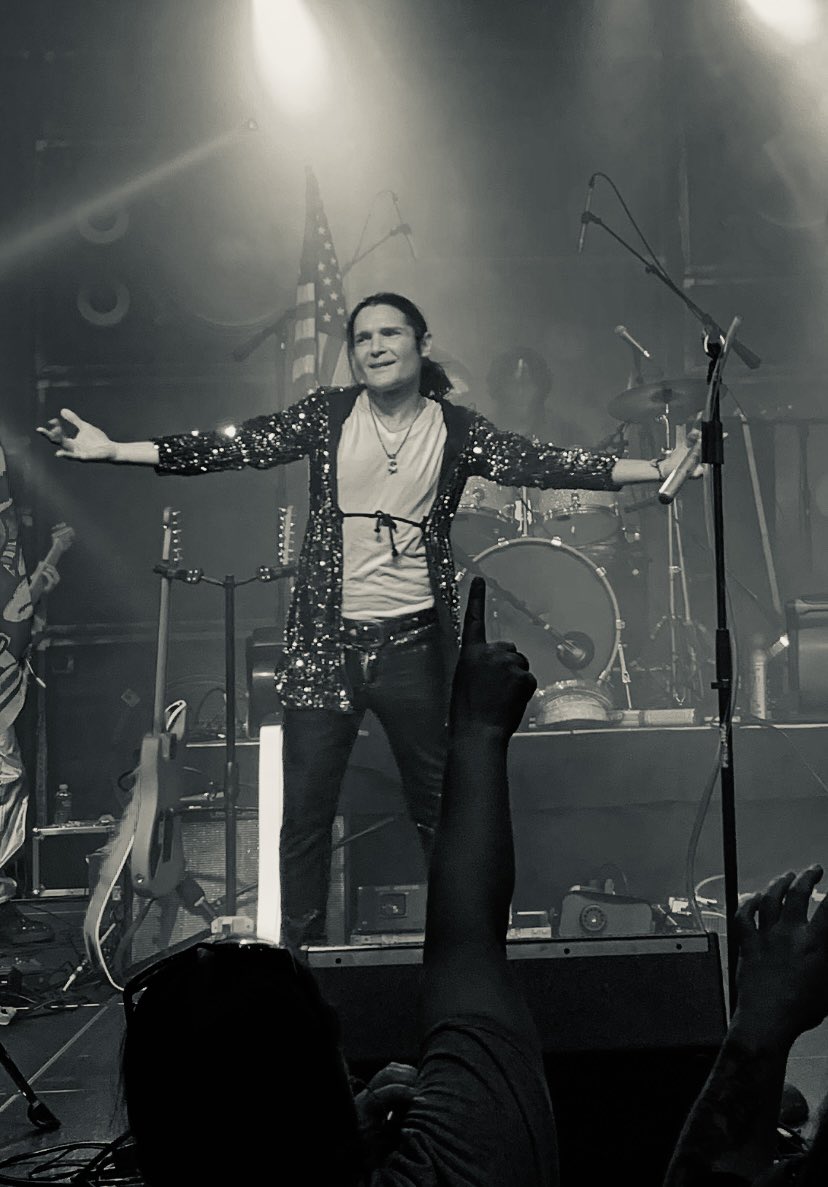 Kimbumberg10's tweet photo. @Corey_Feldman  @realCFeldman  If a photo could speak 1000 words, this one would say so much! #smile #passion Doing what you love &amp; loving what you do ❤️ https://t.co/oeBSDbUdtA