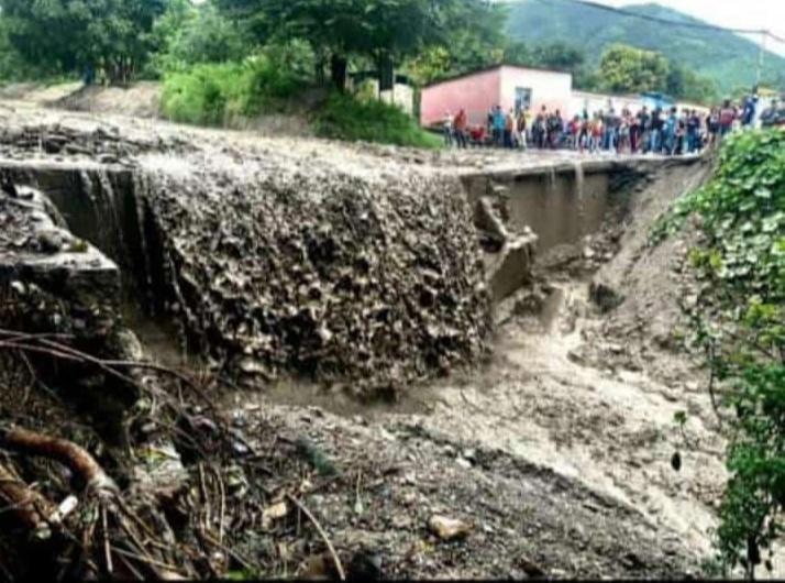 ErickaRerickac1's tweet photo. #06Nov22. Otra vez Rio Claro Juárez sufre los embates d las fuertes lluvias q se dieron la tarde de hoy, generando el desbordamiento d ríos y quebradas. Los vecinos informan q las maquinarias se las llevaron no terminaron los trabajos y ahora el pueblo sufre las consecuencias https://t.co/0gfsdwSVPJ