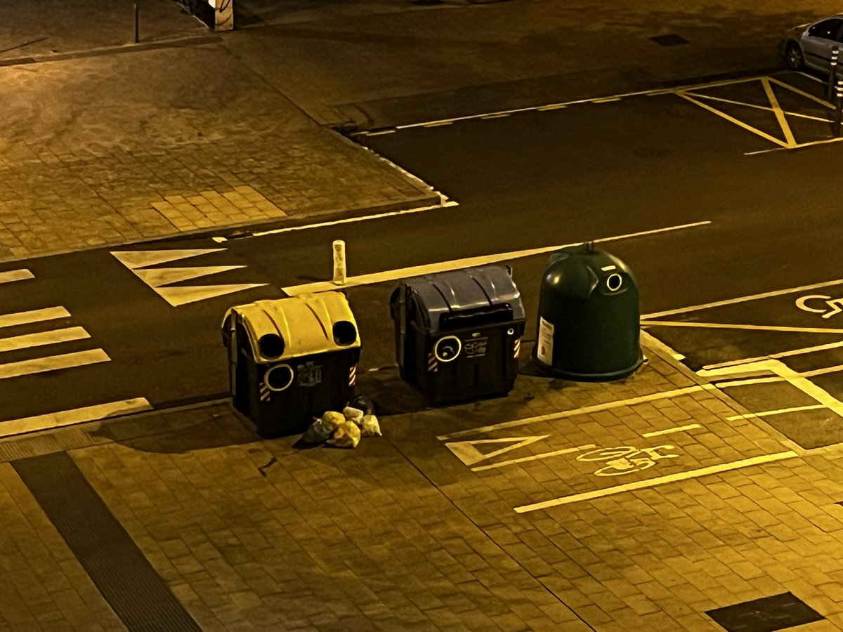 Mikelzan's tweet photo. Todo el día el contenedor amarillo inutilizable porque no entra más. La gente deja las bolsas fuera del contenedor lo cual tampoco comparto, pero bueno. 22:55 por fin viene el camión de la basura pero vacía el contenedor y deja el resto de bolsas @ZabalganaBatuz @vitoriagasteiz https://t.co/Ag1yEVxbhp