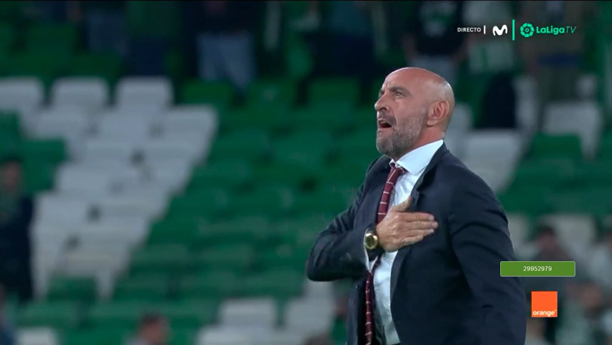 LaLigaenDirecto's tweet photo. Salta Monchi al terreno de juego para dirigirse a su afición golpeándose el pecho visiblemente emocionado. https://t.co/6NA9xSUzl9