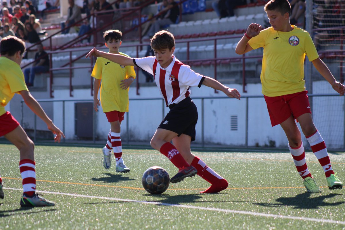 FCCardedeu's tweet photo. ‼️L'equip de la setmana, l’Infantil A, ha obtingut una bona victoria davant el Sant Celoni CF (4-0).

Aquest és el camí a seguir equip! 🔴⚪️

⚽️ Lluc Torruella (x2), Àlex Povea (x2) https://t.co/Q4sgnHeZul